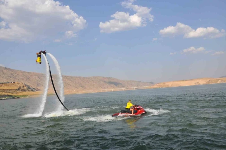 Denizi olmayan Batman’da flyboard gösterisi yoğun ilgi gördü
