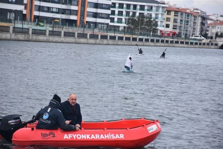 Denizi olmayan kentte -2 derecede kanoda olimpiyatlara hazırlanıyorlar
