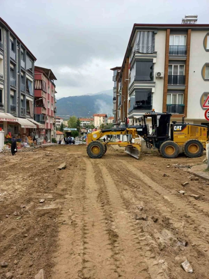 Denizli Büyükşehir, Buldan’da sıcak asfalt çalışması başladı
