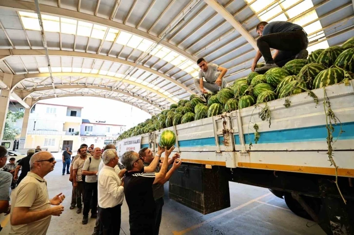 Denizli Büyükşehir tarlada kalan karpuzları halka dağıttı
