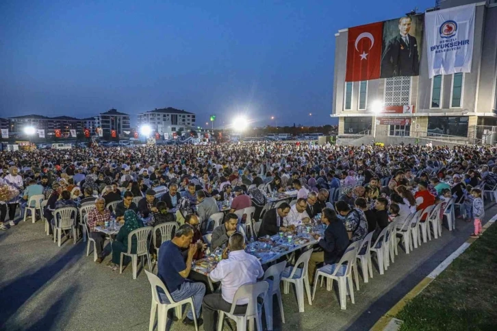 Denizli’de 7 bin kişi aynı iftar sofrasında buluştu
