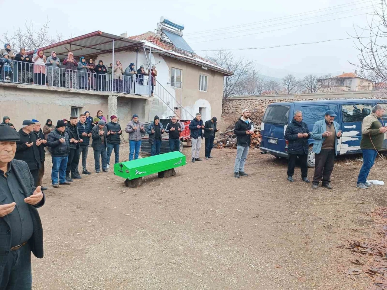 Denizli’de boş arazide bulunan yaşlı kadının kemikleri toprağa verildi
