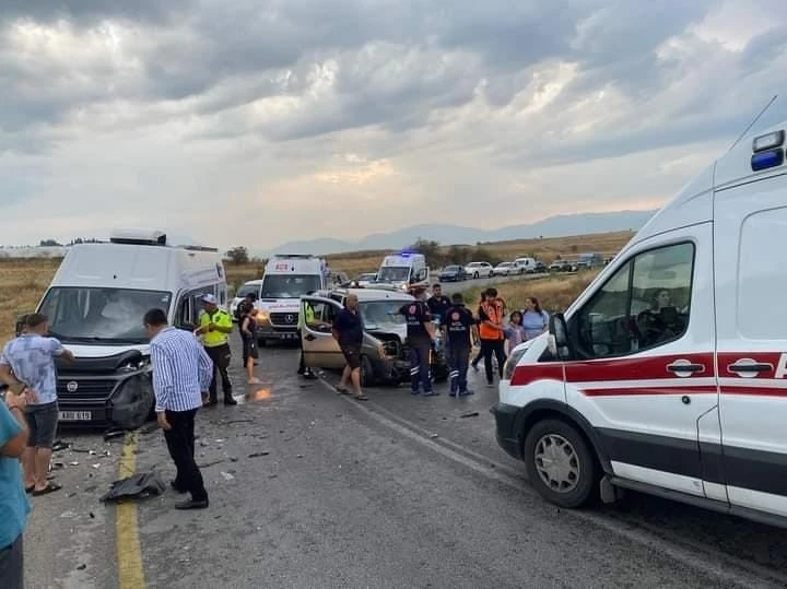 Denizli’de karavan ile hafif ticari araç çarpıştı: 2’si ağır 9 kişi yaralandı
