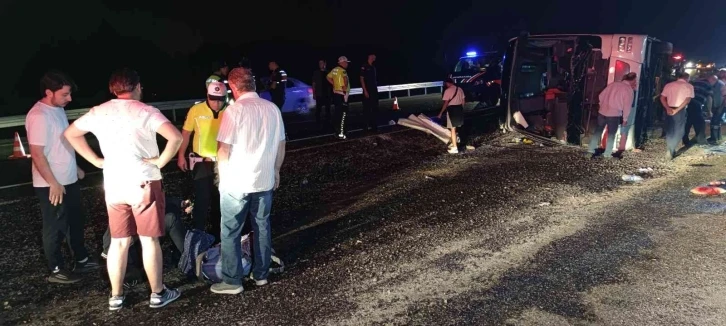 Denizli’de yolcu otobüsü refüje devrildi: 2’si ağır 28 yaralı
