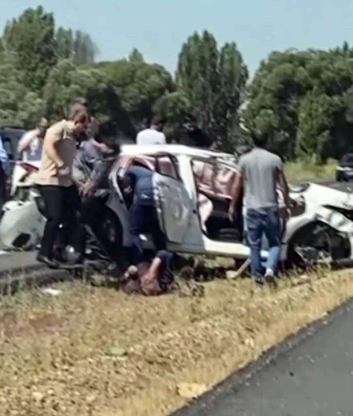 Denizli’den Ağrı’ya giden otomobil Erzurum’da kaza yaptı: 1 ölü 3 yaralı
