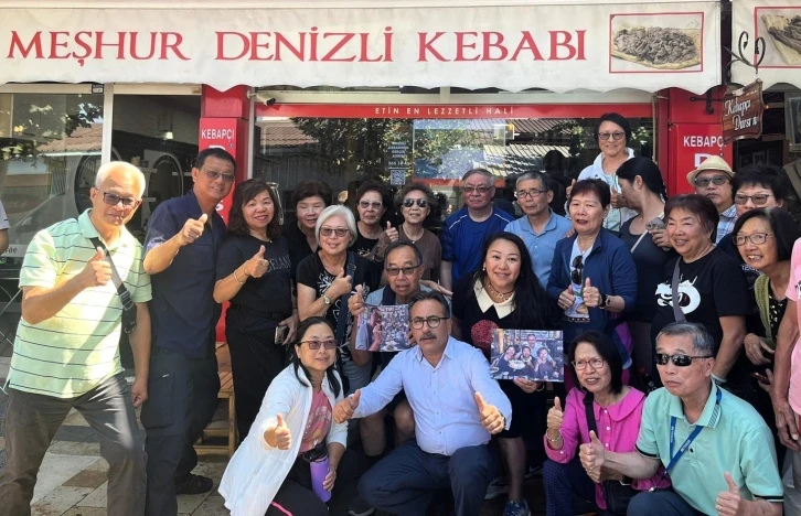 Denizli kebabını elle yiyen turistlerden gülümseten yorumlar
