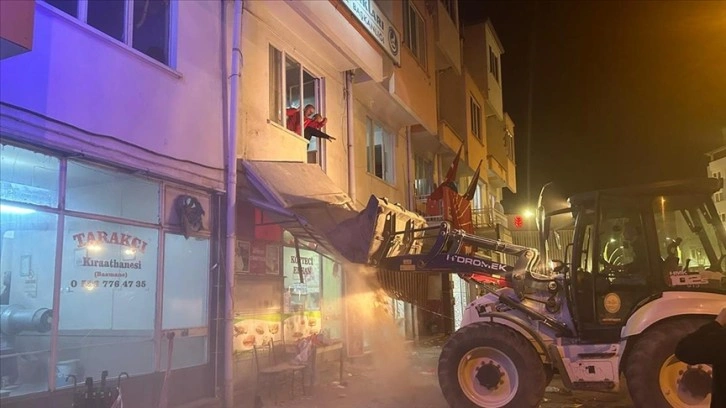 Denizli Seçim Kutlamalarında Tavas İlçe Başkanlığı Binasında Balkon Çöktü