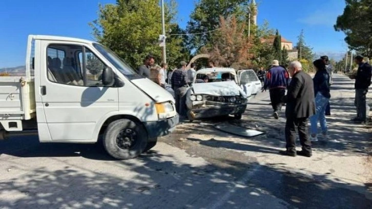 Denizli'de feci kaza! Kafa kafaya çarpıştılar: 1 ölü 3 yaralı