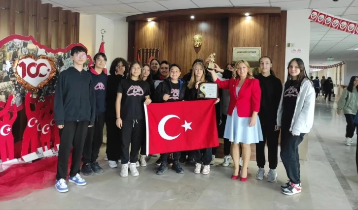 Denizlili Elif Öğretmen, Türkiye’nin 5 ‘Küresel Öğretmen’inden 1’i oldu
