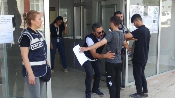 Deprem bölgesi Hatay'da geç kalan öğrencileri sınava polis ekipleri yetiştirdi