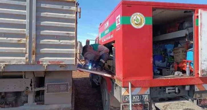 Deprem bölgesinde bozulan araçların imdadına seyyar tamir aracı yetişiyor