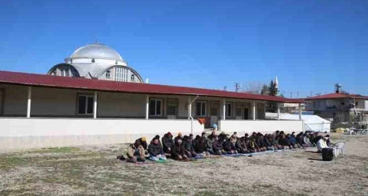 Deprem bölgesinde camiler hasarlı olunca cuma namazı dışarıda kılındı