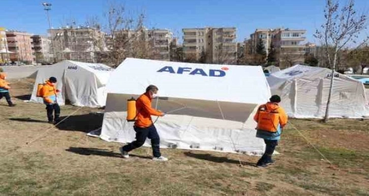 Deprem bölgesinde salgın hastalıklara karşı dezenfekte çalışmaları sürüyor