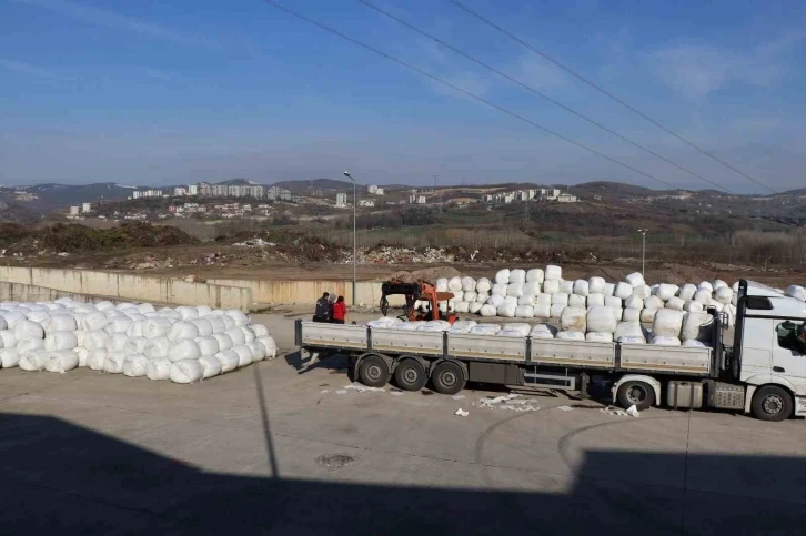 Deprem bölgesindeki çiftçiler için 3 tır dolusu hayven yemi desteği
