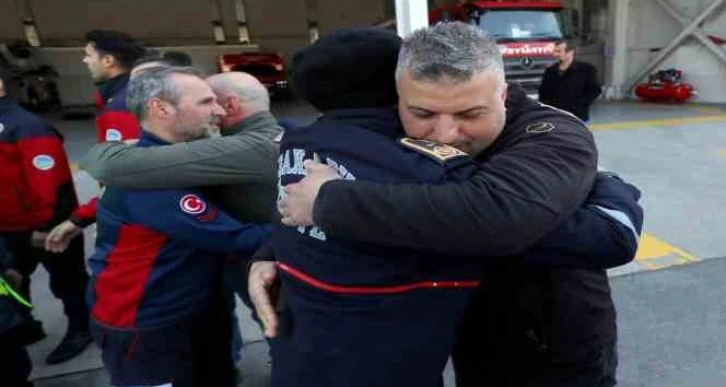 Deprem bölgesinden dönen Sakarya ekibine duygusal karşılama