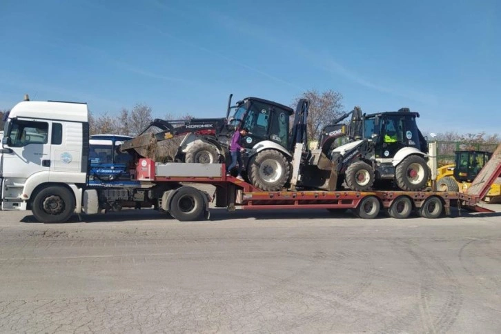 Deprem bölgesine 10 konteyner ev ve 2 iş makinesi kepçe daha