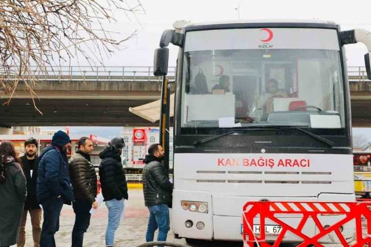 Deprem bölgesine kan bağışı
