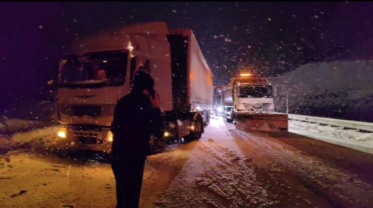 Deprem bölgesine yardım götüren tırlar karda kaydı, yol kapandı
