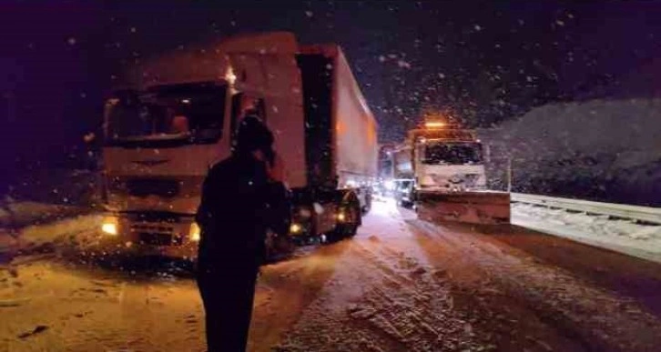 Deprem bölgesine yardım götüren tırlar karda kaydı, yol kapandı