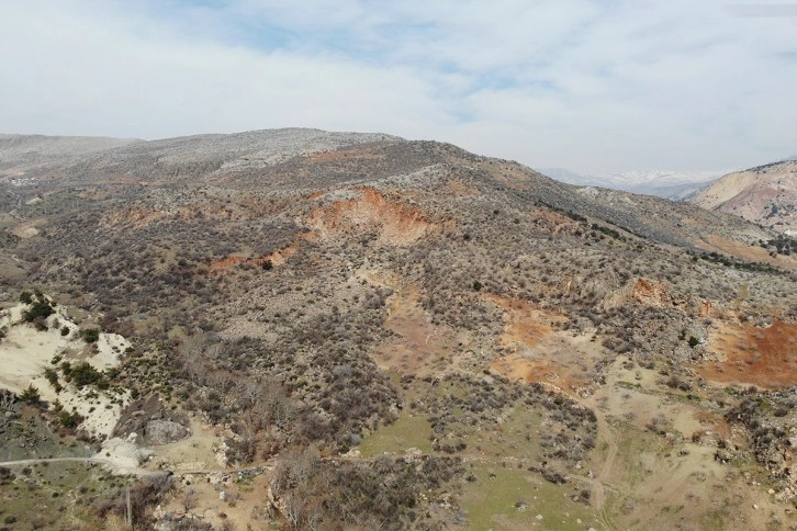 Deprem dağları yerinden oynattı