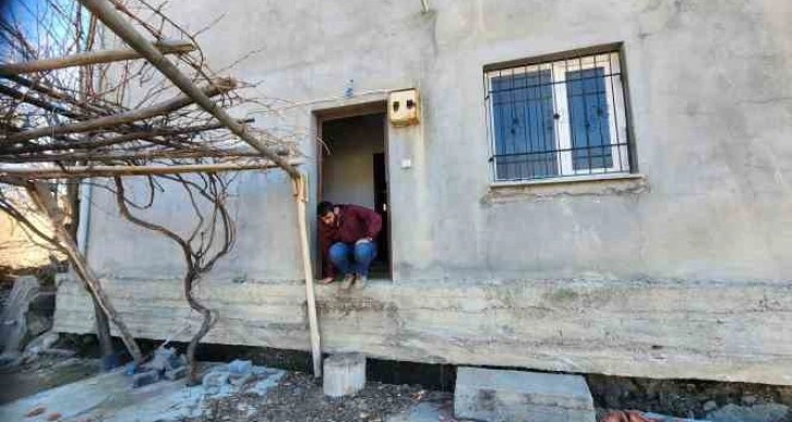 Deprem evi yıkmadı ama 30 santim kaldırıp, 2 metre ileriye taşıdı