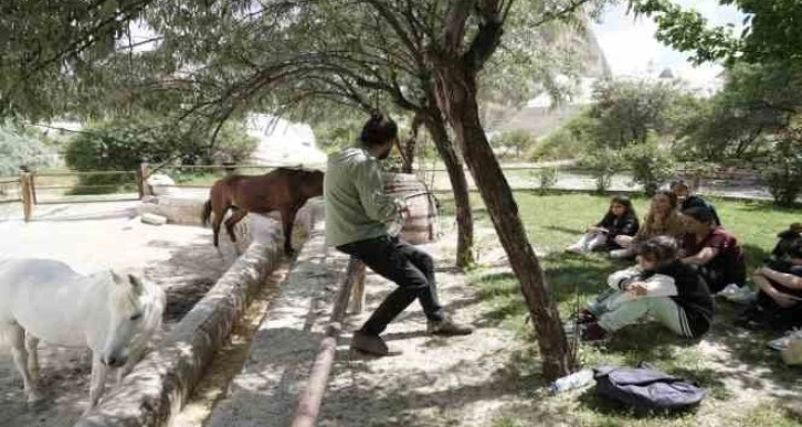 Deprem korkularını ata binerek yendiler