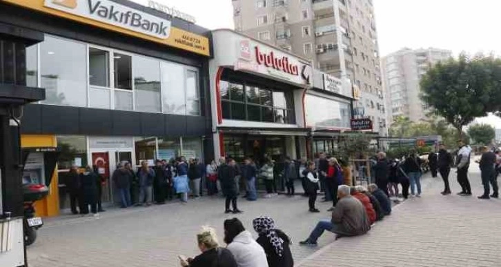 Deprem kredisi çekecek vatandaşlar bankaların önünde kuyruk oluşturdu