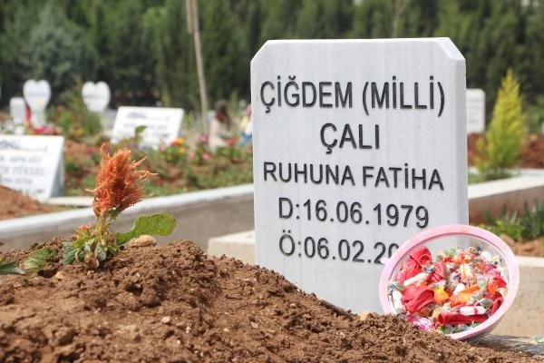 Deprem kurbanlarının mezarına, yakınları bayram şekeri koydu 
