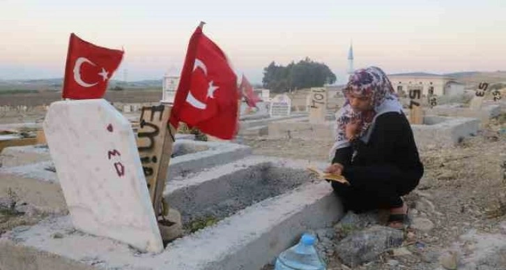 Deprem mezarlığında hüzünlü bayram ziyareti