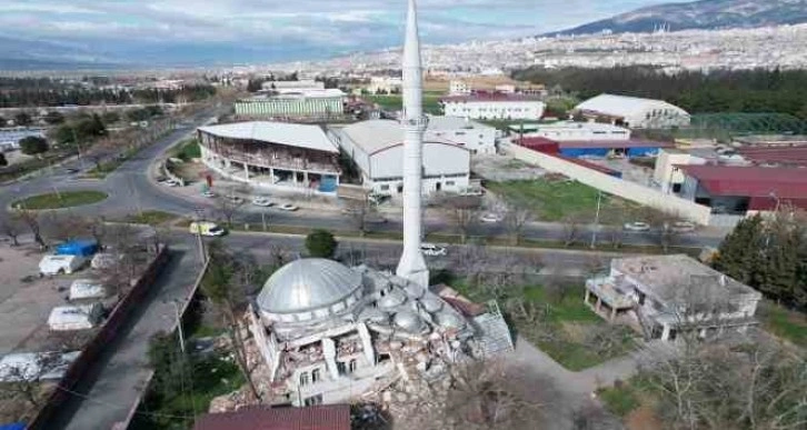 Deprem sonrası cami yıkıldı, minaresi ayakta kaldı