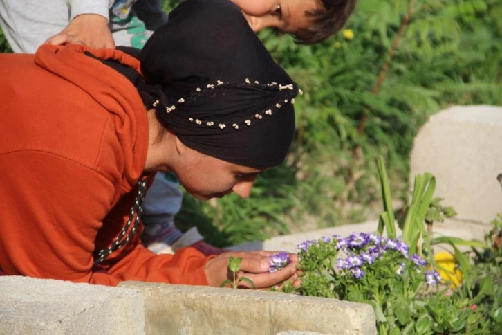 Depremde 2 çocuğunu kaydeden Azeri anne, gözyaşları içinde destek istedi