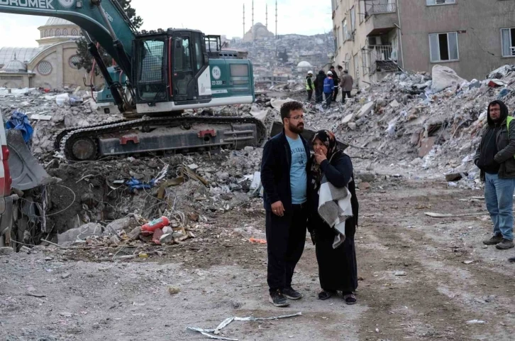 Depremde değil enkaz başında öldü
