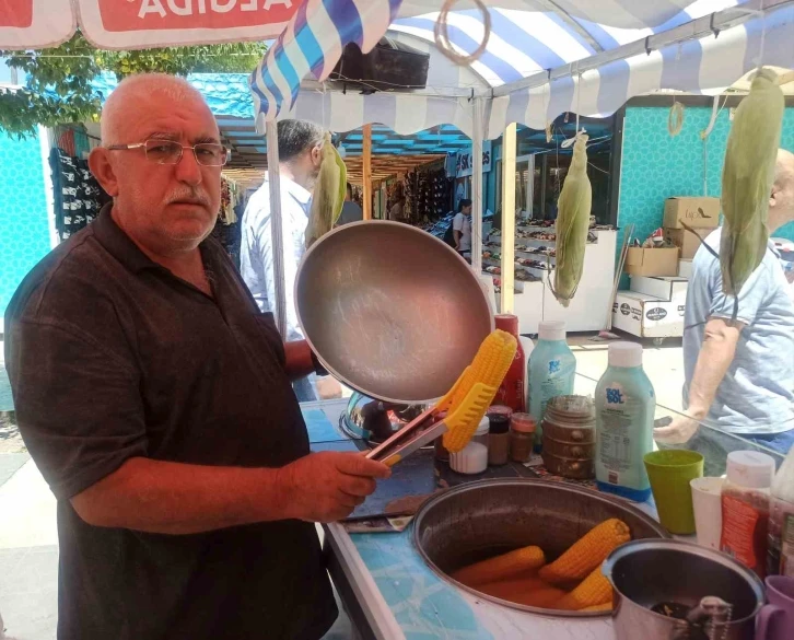 Depremde dükkanı yıkılan esnaf, mısır satmaya başladı
