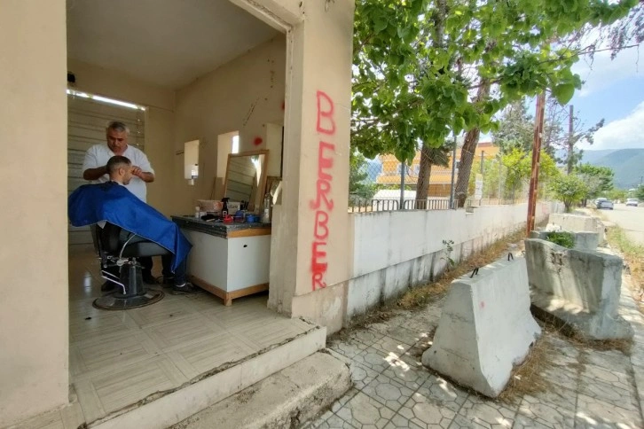 Depremde dükkanı yıkıldı, terkedilen nöbet kulübesini ekmek teknesine çevirdi