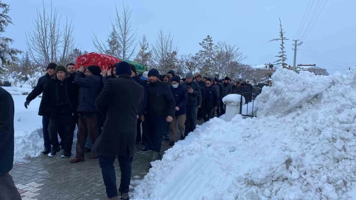 Depremde evden çıkmayı başaran genç öğretmen cami minaresinin altında kalarak can verdi
