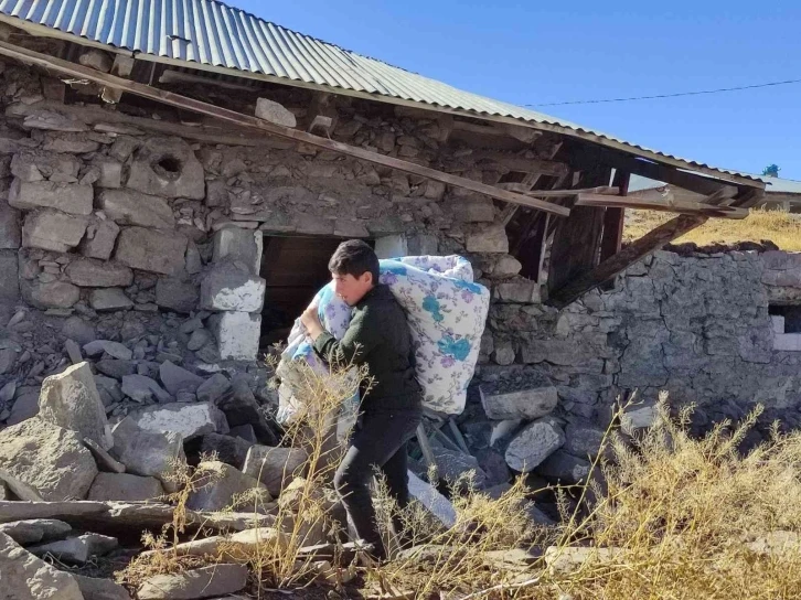 Depremde evleri yıkılan vatandaşlar çadırlara yerleşiyor
