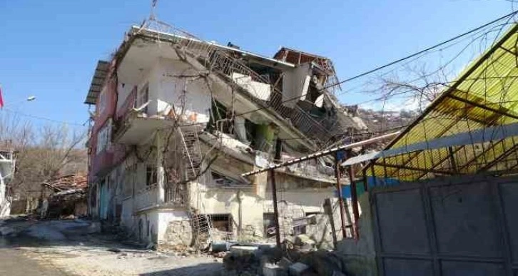 Depremde evleri yıkılan vatandaşlar yaşadıklarını anlattı: 'Evler patır patır döküldü'