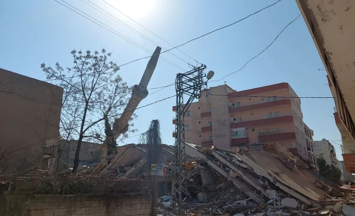 Depremde hasar gören caminin minaresi kontrollü şekilde yıkıldı
