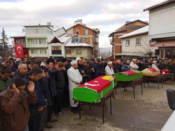 Depremde hayatını kaybeden 4 kişilik Selçuk ailesi Simav’da toprağa verildi
