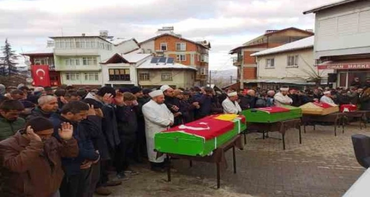 Depremde hayatını kaybeden 4 kişilik Selçuk ailesi Simav’da toprağa verildi