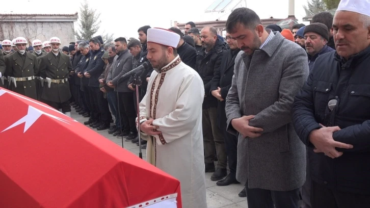 Depremde hayatını kaybeden Aksaraylı uzman çavuş ve ailesi toprağa verildi
