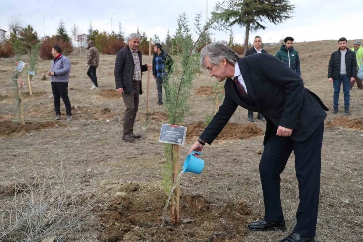 Depremde hayatını kaybeden öğrenciler anısına fidan dikildi
