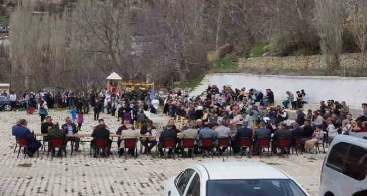 Depremde hayatını kaybeden öğretmen ve 2 çocuğu için mevlit okutuldu