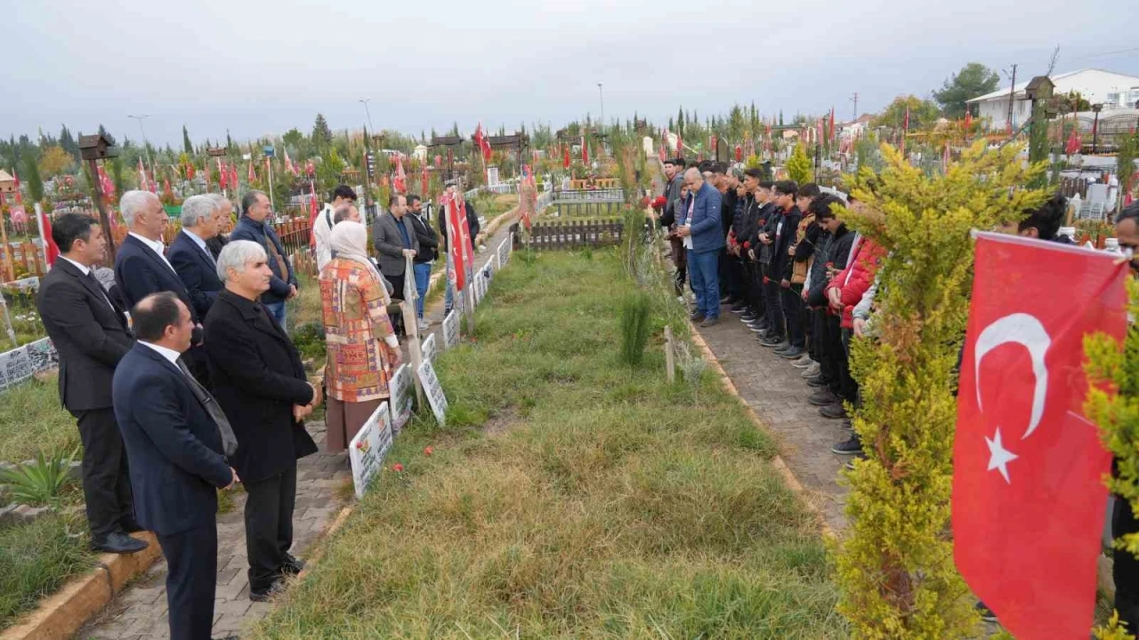 Depremde hayatını kaybeden öğretmenler için dua edildi
