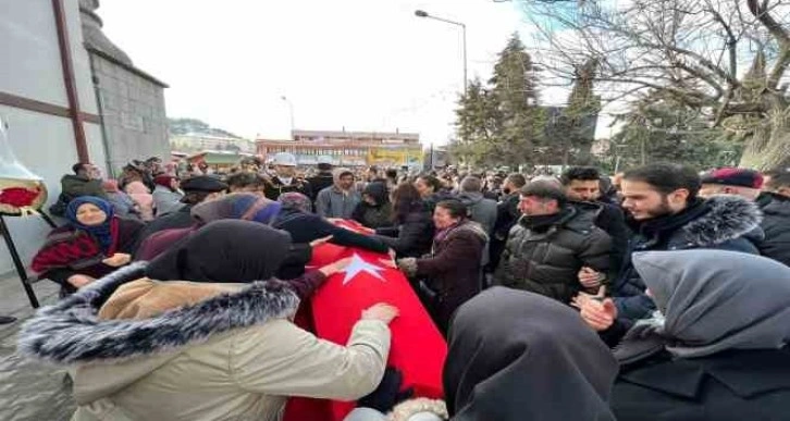 Depremde hayatını kaybeden teğmen, çocuğuyla birlikte son yolculuğuna uğurlandı