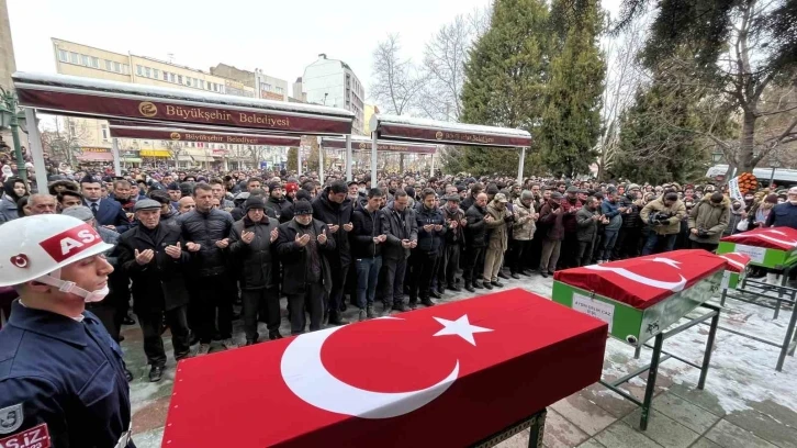 Depremde hayatını kaybeden uzman çavuş ve ailesi son yolculuğuna uğurlandı
