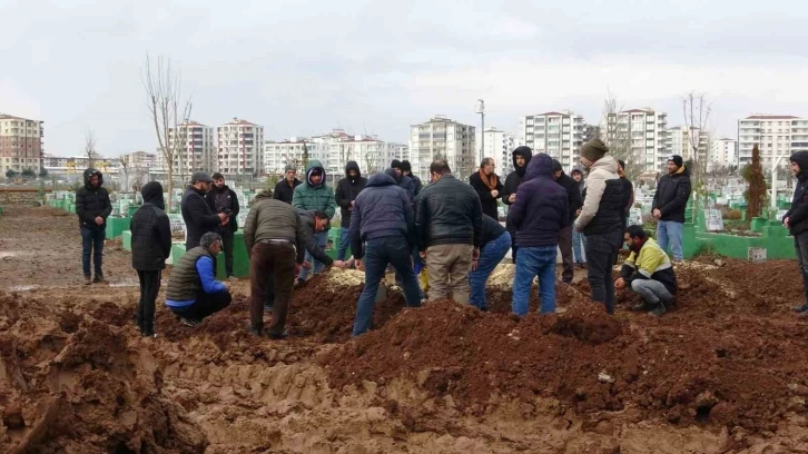 Depremde hayatını kaybeden vatandaşlar son yolculuğuna uğurlandı
