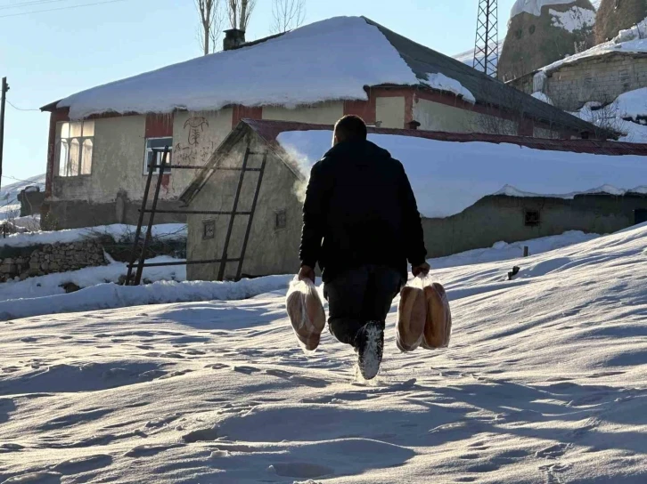 Depremde hayatını kaybedenler için köy köy gezerek ekmek dağıttı
