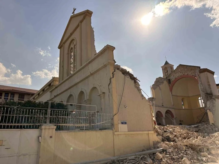 Depremde tarihi kilise de yıkıldı
