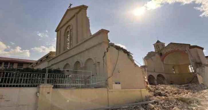 Depremde tarihi kilise de yıkıldı